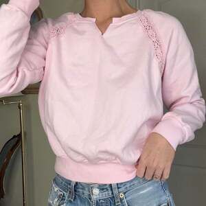 Treasures by Shabby Chic Baby Pink Lace Trim V-Neck Sweatshirt, Small